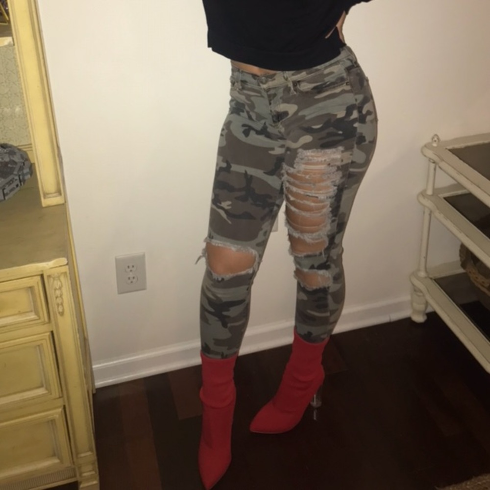Fashion nova Camo pants - size medium- stretchy